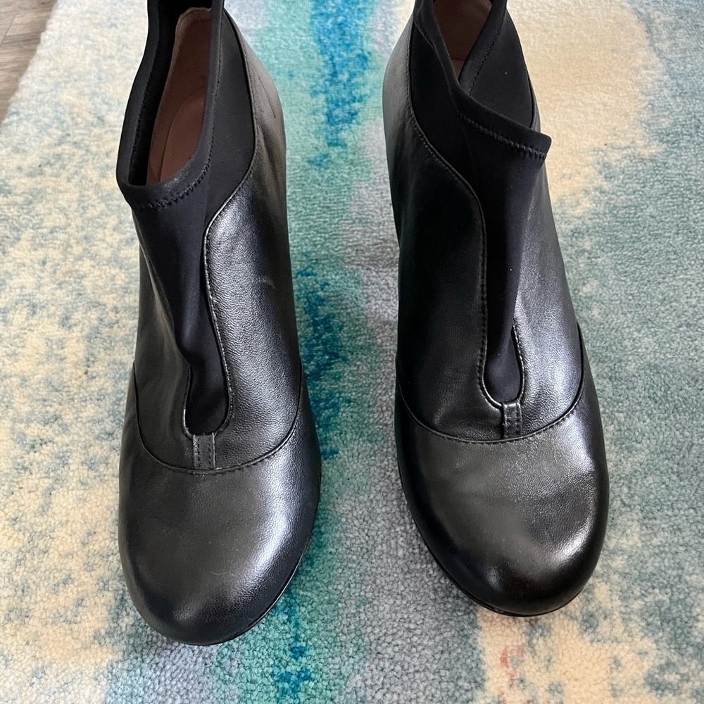 Taryn Rose Black Leather Heeled Bootie (US 8)